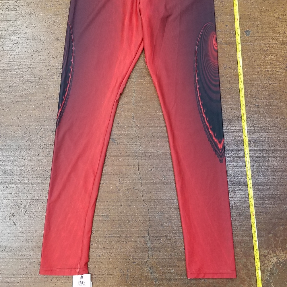 Plus size L leggings made by Sedona @Yogiyogawear.  Recycled fabric by @repreve.